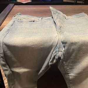Mid Rise Light Wash. Skinny Jeans. 16 R. Great Condition